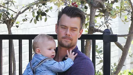 Cu bebelușul în brațe - cui îi stă mai bine?