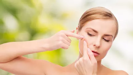 3 măști care te scapă de acnee