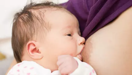 Prima masă a bebelușului - colostrul