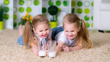 De ce să îi dai lapte în fiecare zi