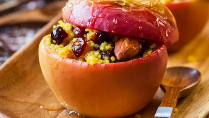 Măr copt cu couscous și fructe de pădure