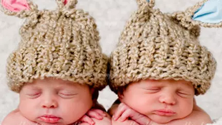 Hăinuțe similare, dar nu identice, pentru gemeni