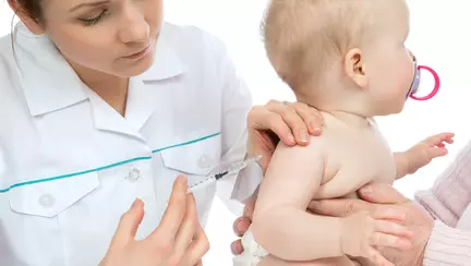 Noua lege a vaccinării: Părinții riscă amenzi de până la 5000 de lei