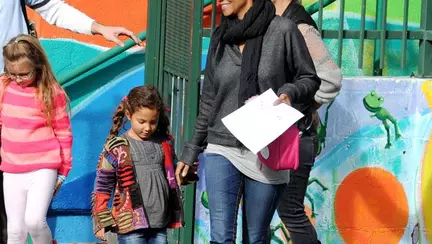 Cine duce copiii la școală