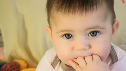 De ce își suge degetul și cum îl dezveți de obicei