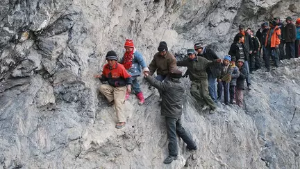 Cel mai periculos drum spre școală!