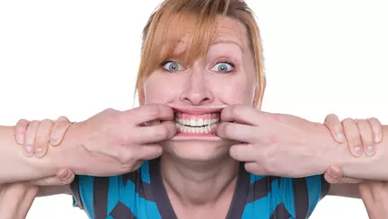 De ce îți sângerează gingiile