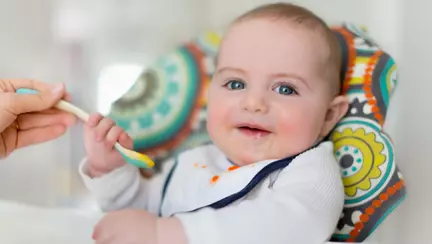 Cât trebuie să mănânce bebelușul