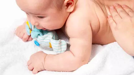 3 trucuri pentru masajul bebelușului