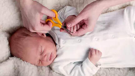 Cum să tai corect unghiile bebelușului