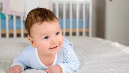 De ce să așezi bebelușul pe burtică