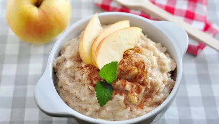 Fulgi de ovăz cu măr şi scorţişoară