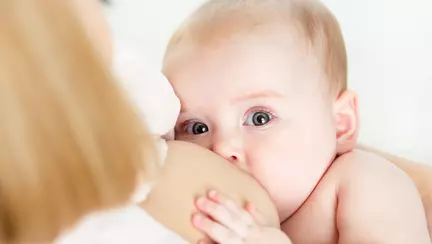 Câtă apă trebuie să bei când alăptezi