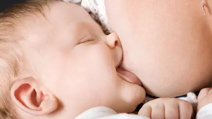 Bebe adoarme doar la sân