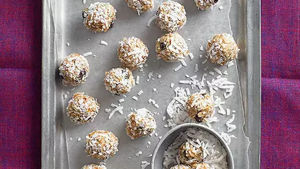 Bulgări cu unt de arahide şi ovăz, fără coacere