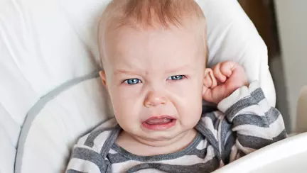 Cum cureți ceara din urechile bebelușului