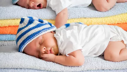 Cum să îi ajuți pe gemeni să doarmă mai bine