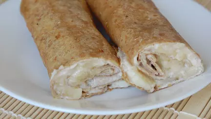 Sănătoase, crocante şi dulci: rulouri calde cu banane, miere şi scorţişoară