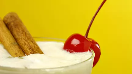 Cum să faci un cocktail Tom și Jerry