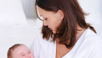 Cum hrănești un bebeluș agitat