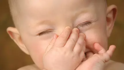 Cum aspiri corect secreţiile nazale ale bebeluşului
