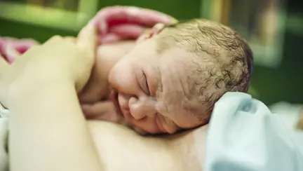 Video: nou-născutul care nu vrea să se despartă de mama lui