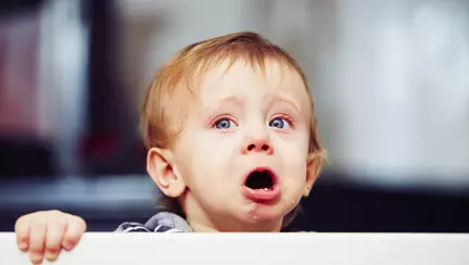 Scrisoarea copilului obligat să adoarmă singur către mama sa