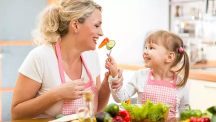 Cum îți înveți copilul să mănânce echilibrat?