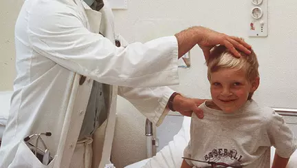 Peste 2000 de copii din România au artrită. 3 semne după care o recunoști