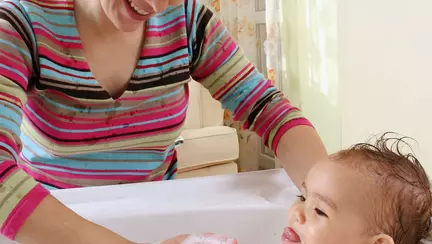De ce nu trebuie să-i faci baie zilnic copilului