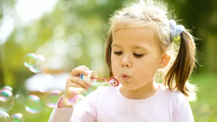 Cum să faci acasă baloane de săpun uriașe| VIDEO