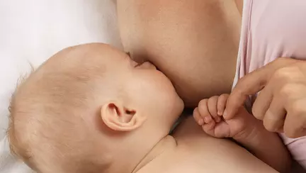 Cele mai comode 3 poziții de alăptare după nașterea prin cezariană | VIDEO