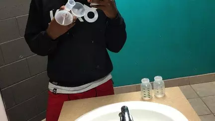 Un rapper și-a făcut selfie, în baie, spălând pompa de sân a soției. Reacțiile au fost incredibile