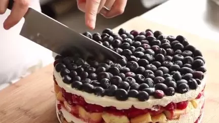 Rețetă simplă și rapidă: Tort de fructe fără coacere | VIDEO