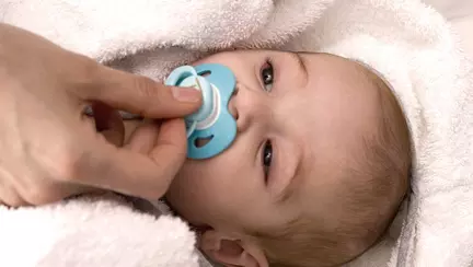 Ai obiceiul să cureți în gura ta suzeta copilului? Ce se întâmplă dacă faci asta