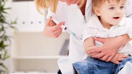 Legea vaccinării obligatorii a intrat în dezbatere: Părinții pot fi acuzați de rele tratamente dacă nu își vaccinează copiii