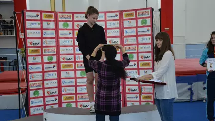 Fata care nu vrea să coboare de pe podium