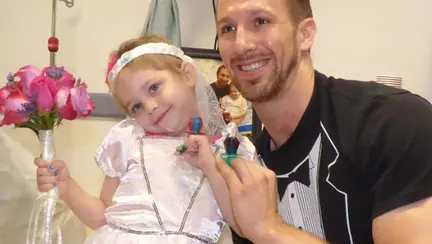 O fetiță de 4 ani, bolnavă de cancer, a emoționat milioane de oameni. Care a fost dorința ei cea mai mare | VIDEO