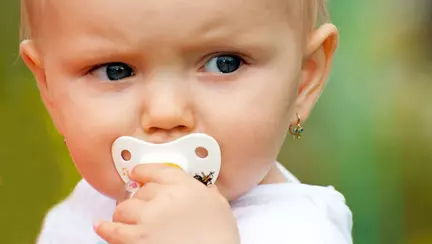 O mamica cere sa devina ilegala gaurirea urechilor la bebelusi