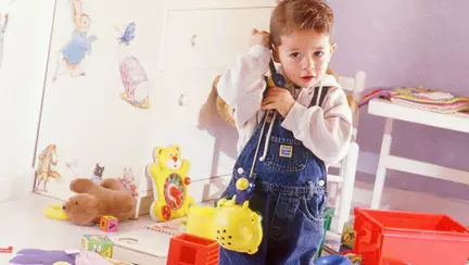 5 reguli eficiente prin care să-ți înveți copilul să fie ordonat