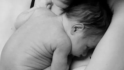 Povestea incredibilă a unei mame. Obligată să nască de una singură