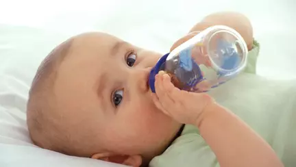 Ce au descoperit inspectorii APC după analiza apei plate folosită pentru bebeluși