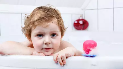 Un copil a murit inecat dupa ce a fost lasat singur in baie