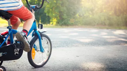 Cum sa iti inveti copilul sa mearga pe bicicleta