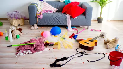 Cum sa iti inveti copilul sa isi tina camera curata cu o singura regula