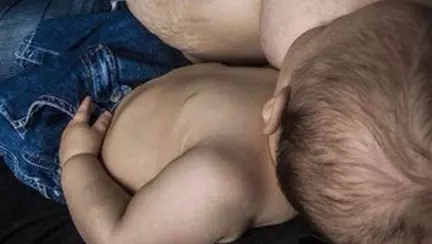 Imaginea neretușată a unei mame care alăptează a devenit virală. Cum le-a răspuns celor care au criticat-o