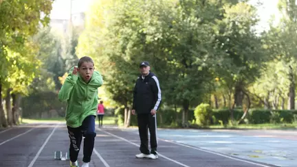 Gabriel, micul atlet care se luptă cu ştacheta de la înălţime