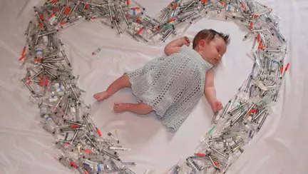 De ce imaginea unei micuțe înconjurată de sute de seringi a emoționat o lume întreagă