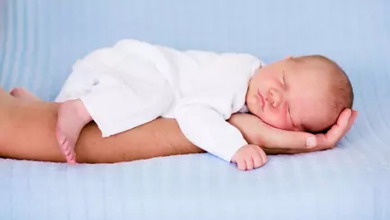 Un bebelus a murit sufocat in timp ce dormea cu tatal sau