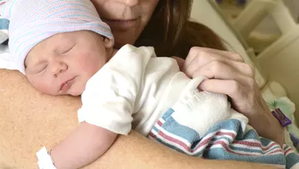 Povestea bebelusului care trebuie sa manance din ora in ora pentru a supravietui